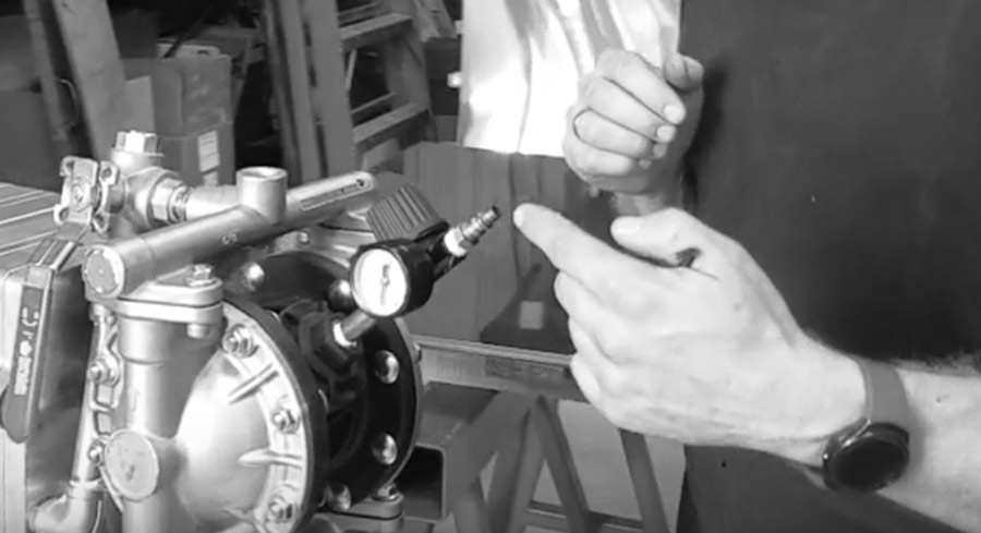 Adding oil through the regulator